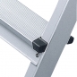 ZARGES Genietete Stufen Stehleiter Z200, eloxiert Stufe Detail